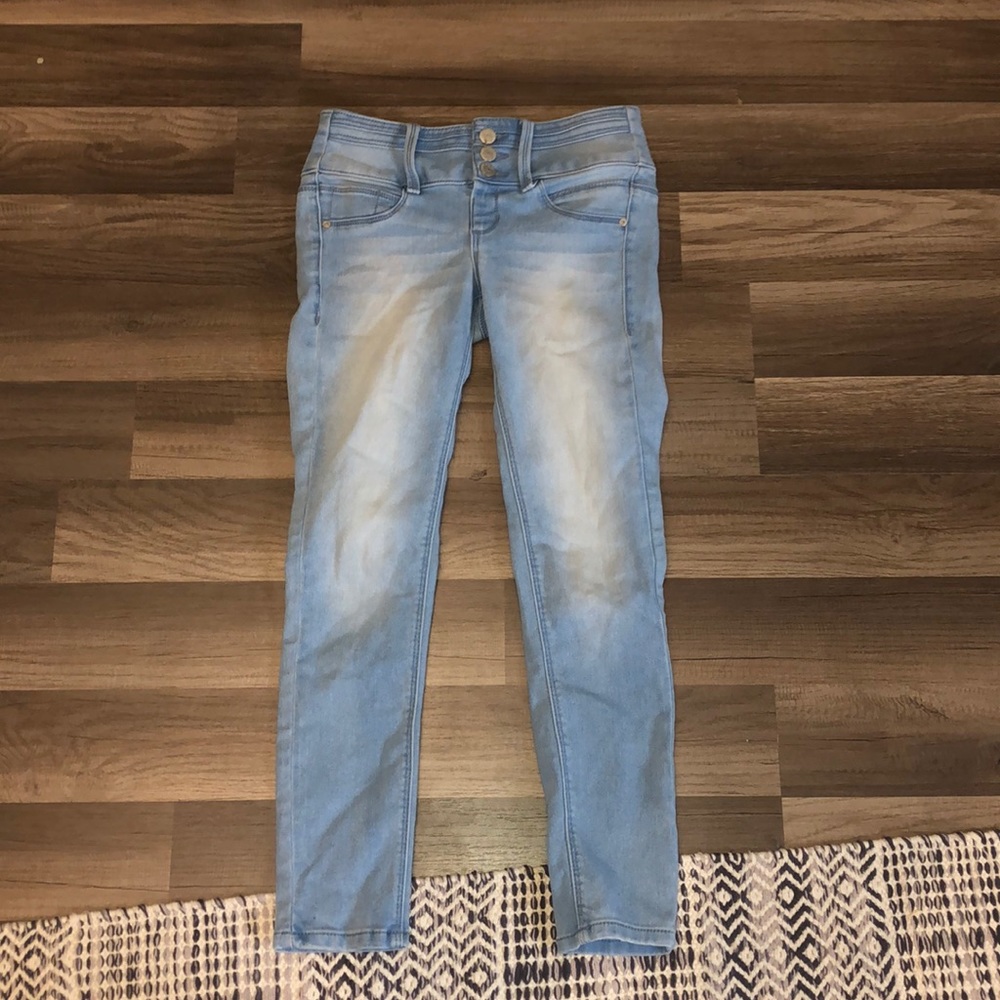 Low waisted light washed jeans